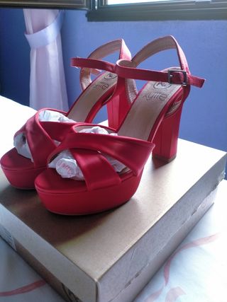Zapatos de tacón (Talla 37)
