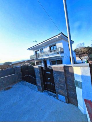 CASA EN BARCELONA - VENTA