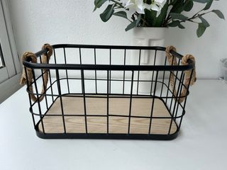 Cesta metálica asas cáñamo estilo industrial. 