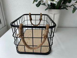 Cesta metálica asas cáñamo estilo industrial. 