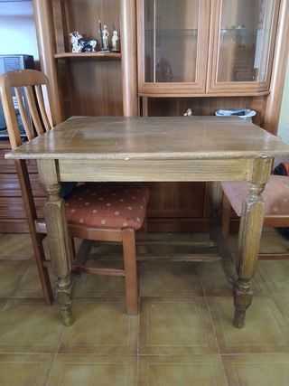 Mesa rústica de madera maciza.