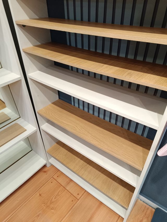 Estanterías blancas y madera