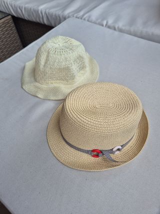 2 cappelli per bambini - beige e bianco