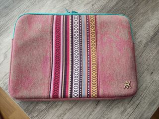 Funda portátil 15" - Tejido étnico en color cereza