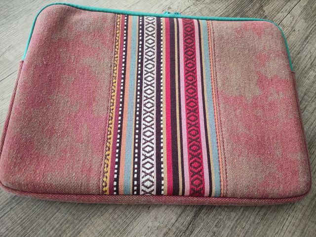 Funda portátil 15" - Tejido étnico en color cereza