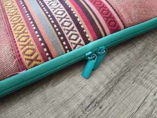 Funda portátil 15" - Tejido étnico en color cereza
