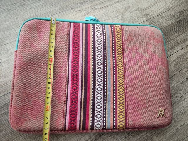 Funda portátil 15" - Tejido étnico en color cereza