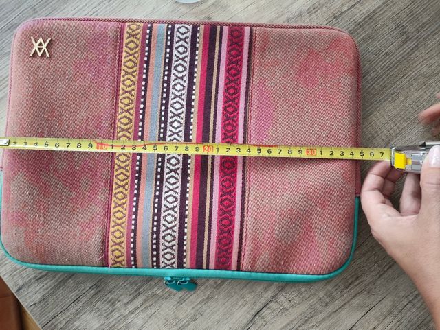 Funda portátil 15" - Tejido étnico en color cereza