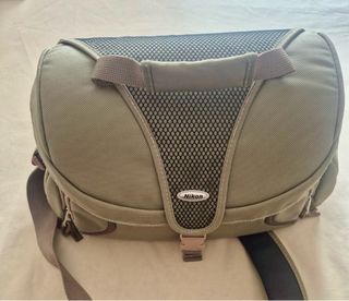 Cámara Nikon D70 réflex digital y su bolsa