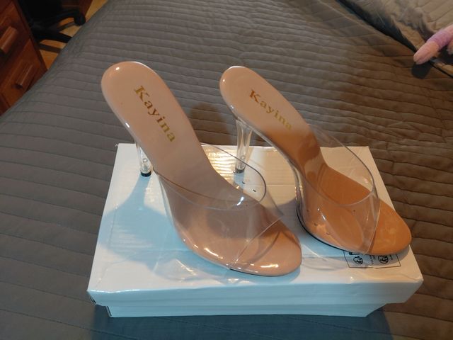 Zapatos tacón transparente y suela multicolor