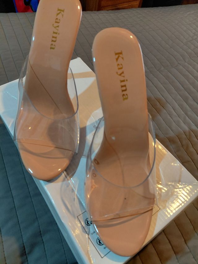 Zapatos tacón transparente y suela multicolor