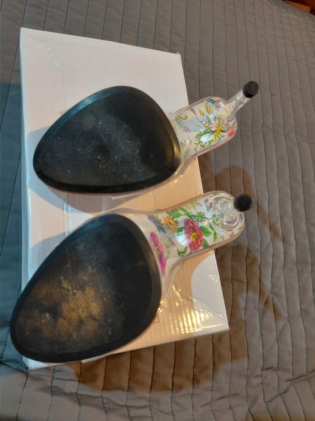 Zapatos tacón transparente y suela multicolor