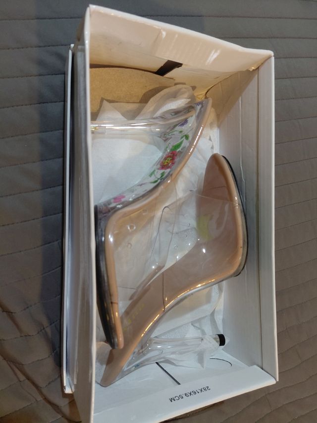 Zapatos tacón transparente y suela multicolor