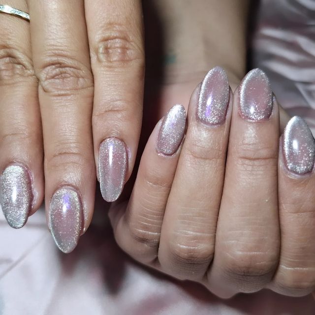 Manicura y pedicura: Uñas brillantes