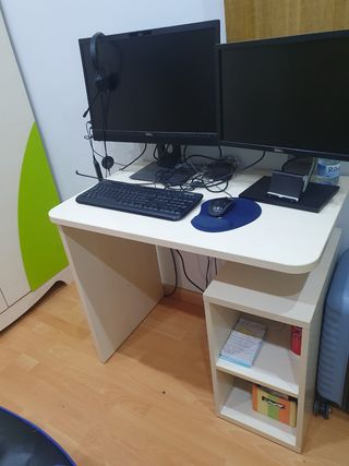 Escritorio blanco con silla