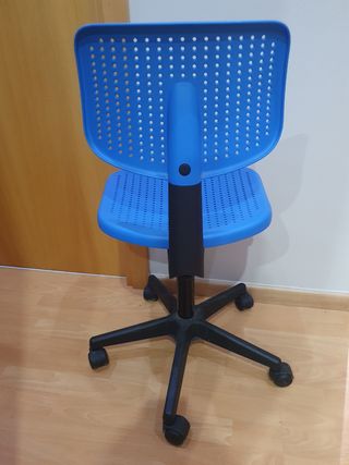 Escritorio blanco con silla