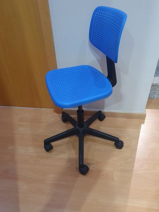 Escritorio blanco con silla