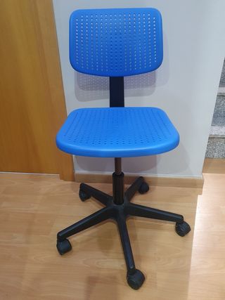 Escritorio blanco con silla