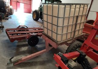 Remolque cisterna agua 1000L