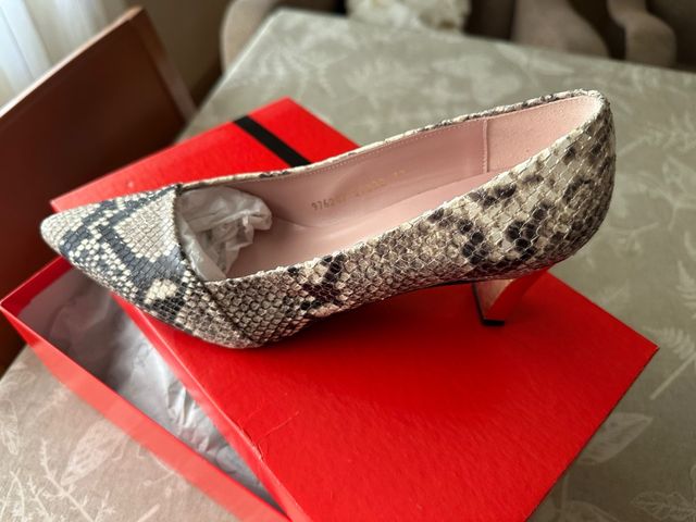 Zapatos tacón serpiente beige con tacón dorado