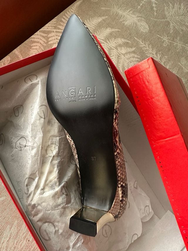 Zapatos tacón serpiente beige con tacón dorado