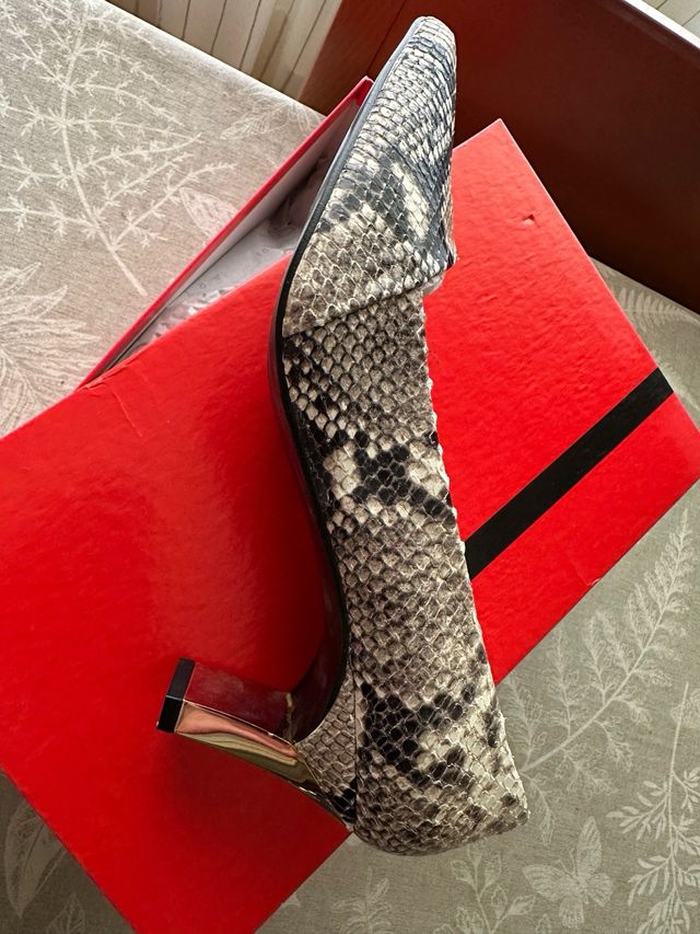 Zapatos tacón serpiente beige con tacón dorado