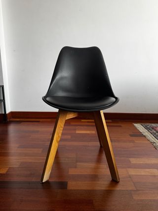 Silla negra y madera 