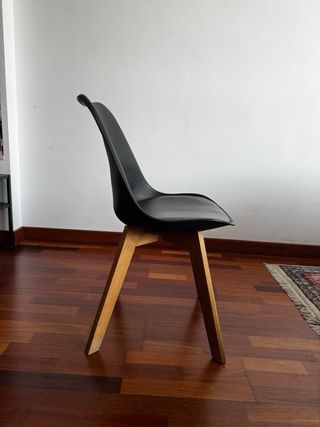 Silla negra y madera 