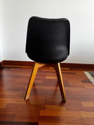 Silla negra y madera 