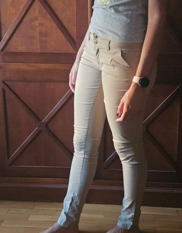 Pantalones beige pitillo