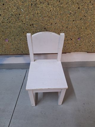 Silla infantil blanca de madera
