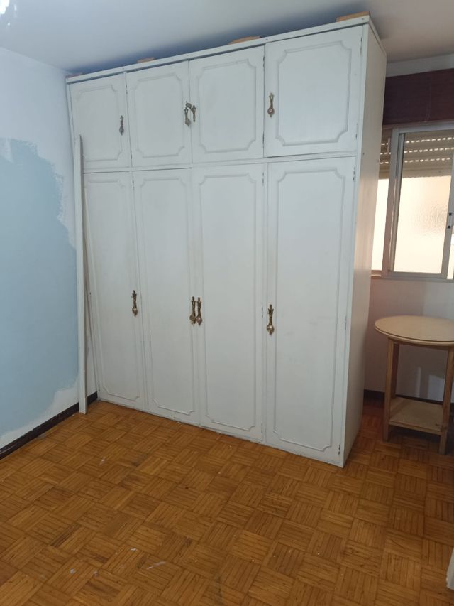 Conjunto de cabecero, armario y cómoda