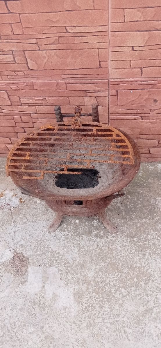 Barbacoa brasero antiguo de metal y madera antiguo