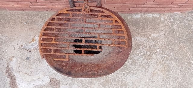 Barbacoa brasero antiguo de metal y madera antiguo