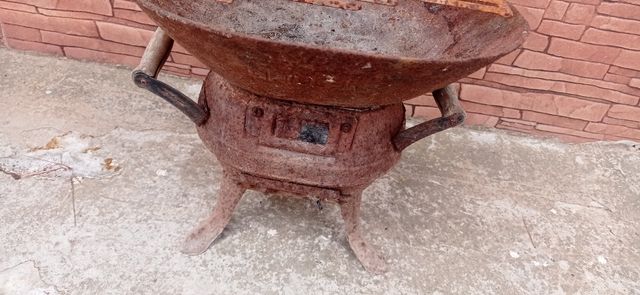 Barbacoa brasero antiguo de metal y madera antiguo