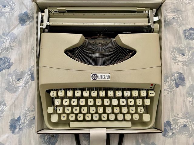 Macchina da scrivere Amica 56 vintage