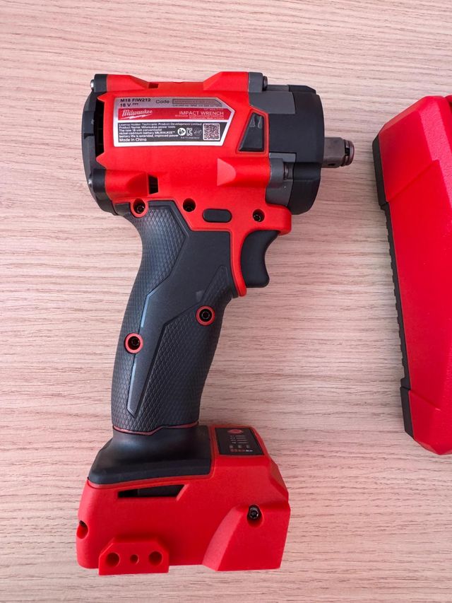 Llave de impacto milwaukee + 2 baterias + cargador