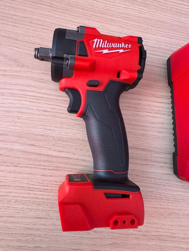 Llave de impacto milwaukee + 2 baterias + cargador