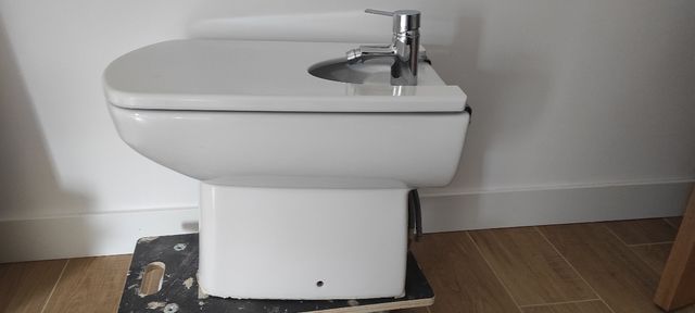 Bidet blanco con grifo y tapa