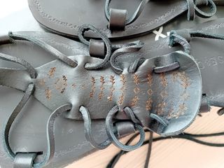 Sandalias de piel romanas negras