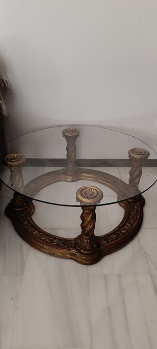 Mesa de centro de madera dorada tallada con vidrio