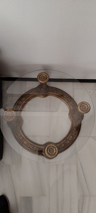 Mesa de centro de madera dorada tallada con vidrio