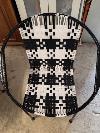Silla ratán negra y blanca.