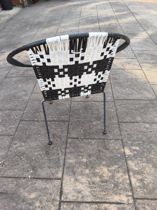 Silla ratán negra y blanca.