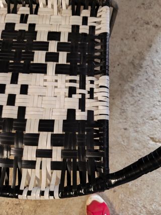 Silla ratán negra y blanca.