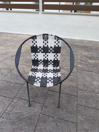 Silla ratán negra y blanca.
