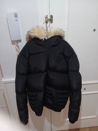 Chaquetón plumas negro con capucha