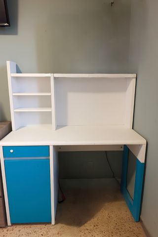 Escritorio infantil blanco y azul