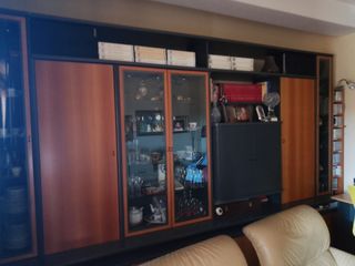 Libreria in legno e vetro - marrone e nero