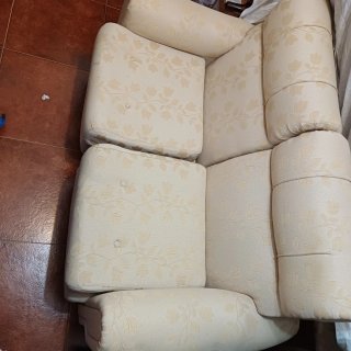 Sofá 4 plazas beige.